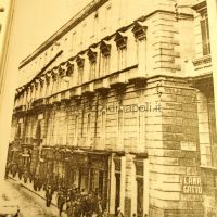 foto d'epoca facciata su Toledo angolo via Imbriani